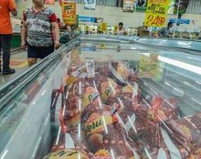 Mesmo com peru e pernil mais caros, consumidor se esforça por ceia de Natal – Economia