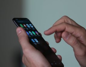 Fabricante de celular deve indenizar consumidor por falha em app de rastreamento