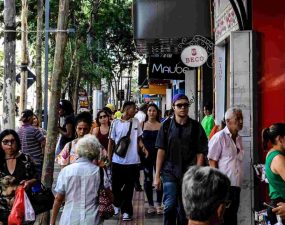 Lojas do centro e shoppings abrem até às 22h no sábado para compras de Natal de última hora