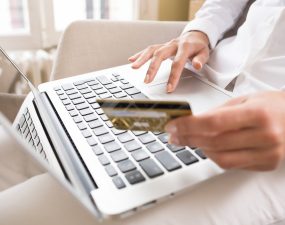 Relatório da Visa recomenda que o consumidor fique alerta ao fazer suas compras de fim de ano