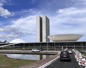 Estudo mapeia como Congresso atua contra o consumidor de energia no Brasil