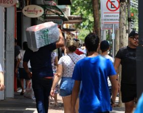 Consumidores movimentam calçadas do Centro de Campo Grande no último dia de compras antes do Natal