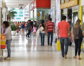 Consumidor prefere fazer compra em loja física e pagamentos à vista neste Natal