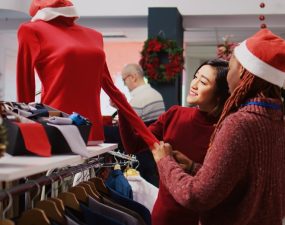 Natal: consumidores brasileiros preferem comprar em lojas físicas e pagamentos à vista