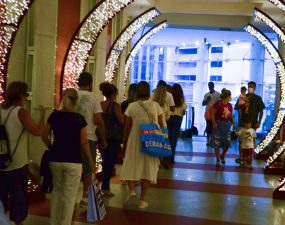 Após o Natal, brasileiros voltam às lojas para trocar presentes; confira direitos do consumidor | Brasil