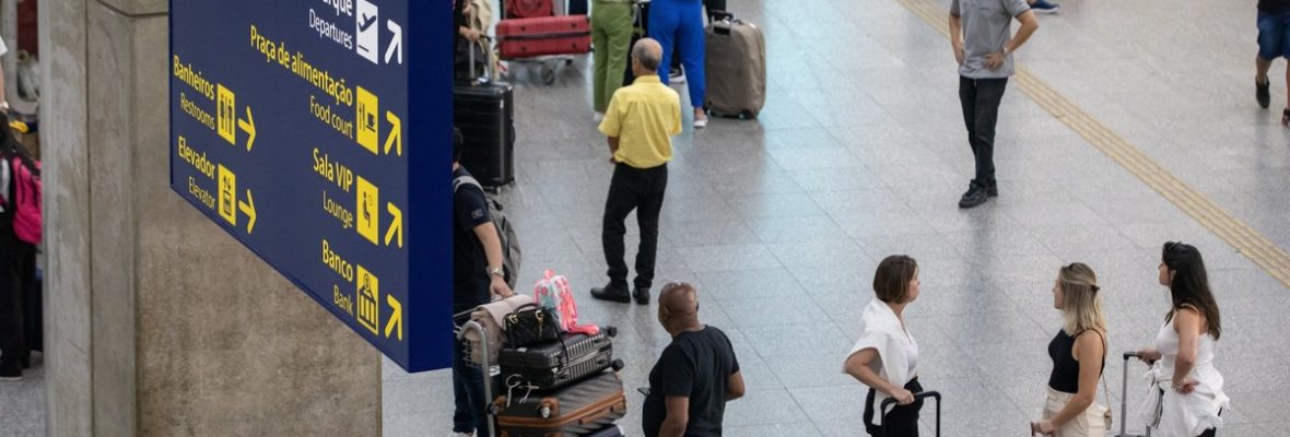 105393695-ri-rio-de-janeiro-rj-28-12-2023-chegada-de-turistas-no-rio-desembarques-domesticos-e.jpg