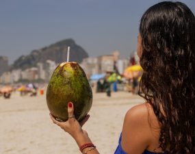 picolé a R$ 30 e água de coco a R$ 15. Consumidores reclamam de preços altos nas praias