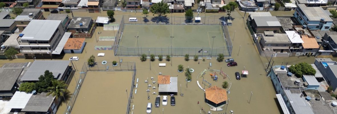 105559221-ri-duque-de-caxias-rj-15-01-2024-chuvas-que-atingiram-o-rio-no-final-de-semana-deixaram-ba.jpg