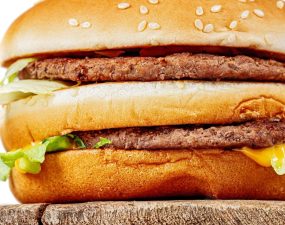 Produtos químicos plásticos achados em alimentos do McDonald’s e Burger king