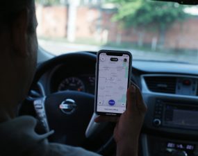 Motorista cobrou taxa para ligar ar-condicionado em carro de aplicativo? Saiba como denunciar