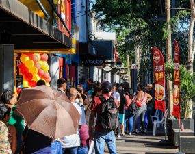 Liquidação tradicional faz campo-grandense encarar espera de até 14h por descontos de 85%