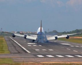 Justiça condena empresa aérea a indenizar consumidor que teve voo cancelado e não recebeu assistência no AM