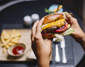 Órgão de defesa do consumidor detecta produtos químicos plásticos em alimentos do McDonald’s e Burger king nos EUA; entenda | Bem-estar